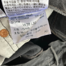Load image into Gallery viewer, Levi’s 501 W38 L30