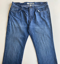 Load image into Gallery viewer, DKNY Jeans W36 L32