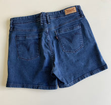 Load image into Gallery viewer, Levi’s Shorts W29