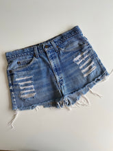 Load image into Gallery viewer, 90s Levi’s high waisted shorts