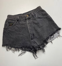 Load image into Gallery viewer, 90s Wrangler high waisted shorts