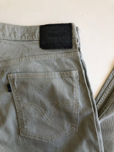 Load image into Gallery viewer, Levi’s 513 Jeans W36 L32