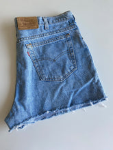 Load image into Gallery viewer, 90s High Waist Levi&#39;s Shorts W36