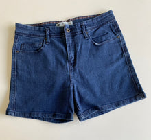 Load image into Gallery viewer, Levi’s Shorts W29
