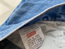 Load image into Gallery viewer, Wrangler Jeans W36 L30