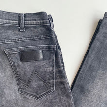 Load image into Gallery viewer, Wrangler Jeans W30 L32