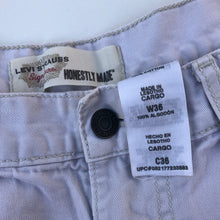 Load image into Gallery viewer, Levi&#39;s Cargo Shorts W36