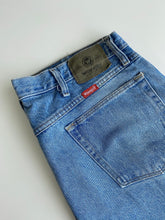 Load image into Gallery viewer, Wrangler Jeans W38 L30