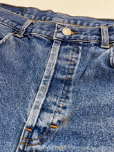 Load image into Gallery viewer, 90s Levi’s high waisted shorts