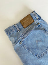 Load image into Gallery viewer, Wrangler Jeans W38 L30