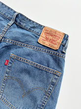 Load image into Gallery viewer, Levi’s 569 Shorts W33