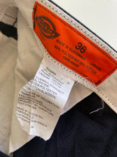 Load image into Gallery viewer, Dickies Cargo Shorts W36