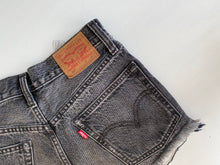 Load image into Gallery viewer, Levi’s Shorts W24