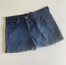 Load image into Gallery viewer, Levi’s 515 Shorts W36
