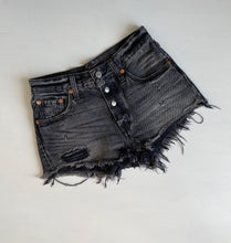 Load image into Gallery viewer, Levi’s Shorts W24