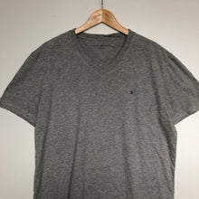 Load image into Gallery viewer, Tommy Hilfiger t-shirt (L)