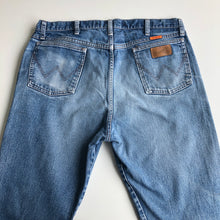 Load image into Gallery viewer, Wrangler Jeans W38 L30