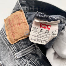 Load image into Gallery viewer, 90s Levi’s 501 Shorts W28