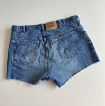 Load image into Gallery viewer, 90s Levi’s high waisted shorts