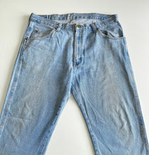 Load image into Gallery viewer, Wrangler Jeans W38 L30