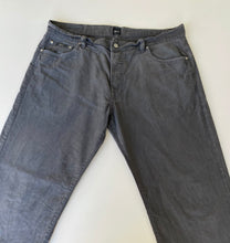 Load image into Gallery viewer, Hugo Boss Jeans W40 L24