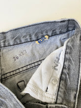 Load image into Gallery viewer, Vintage Jeans W26 L27