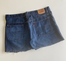 Load image into Gallery viewer, Levi’s 515 Shorts W36