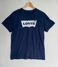 Load image into Gallery viewer, Levi’s t-shirt (M)