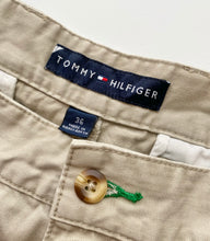 Load image into Gallery viewer, Tommy Hilfiger Shorts W36