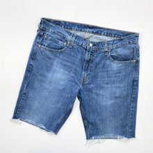 Load image into Gallery viewer, Levi’s 527 Shorts W36