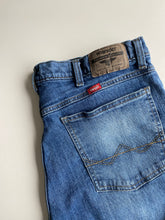 Load image into Gallery viewer, Wrangler Jeans W36 L30